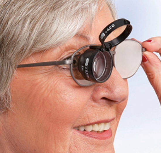 Frau mit Fernrohrlupenbrille. 