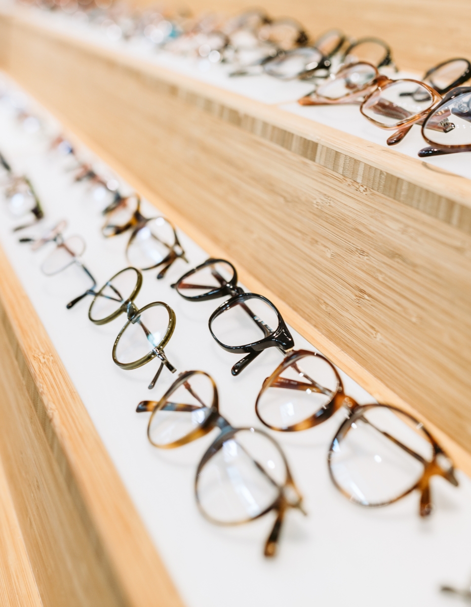 Brillenregal mit großer Fassungsauswahl.